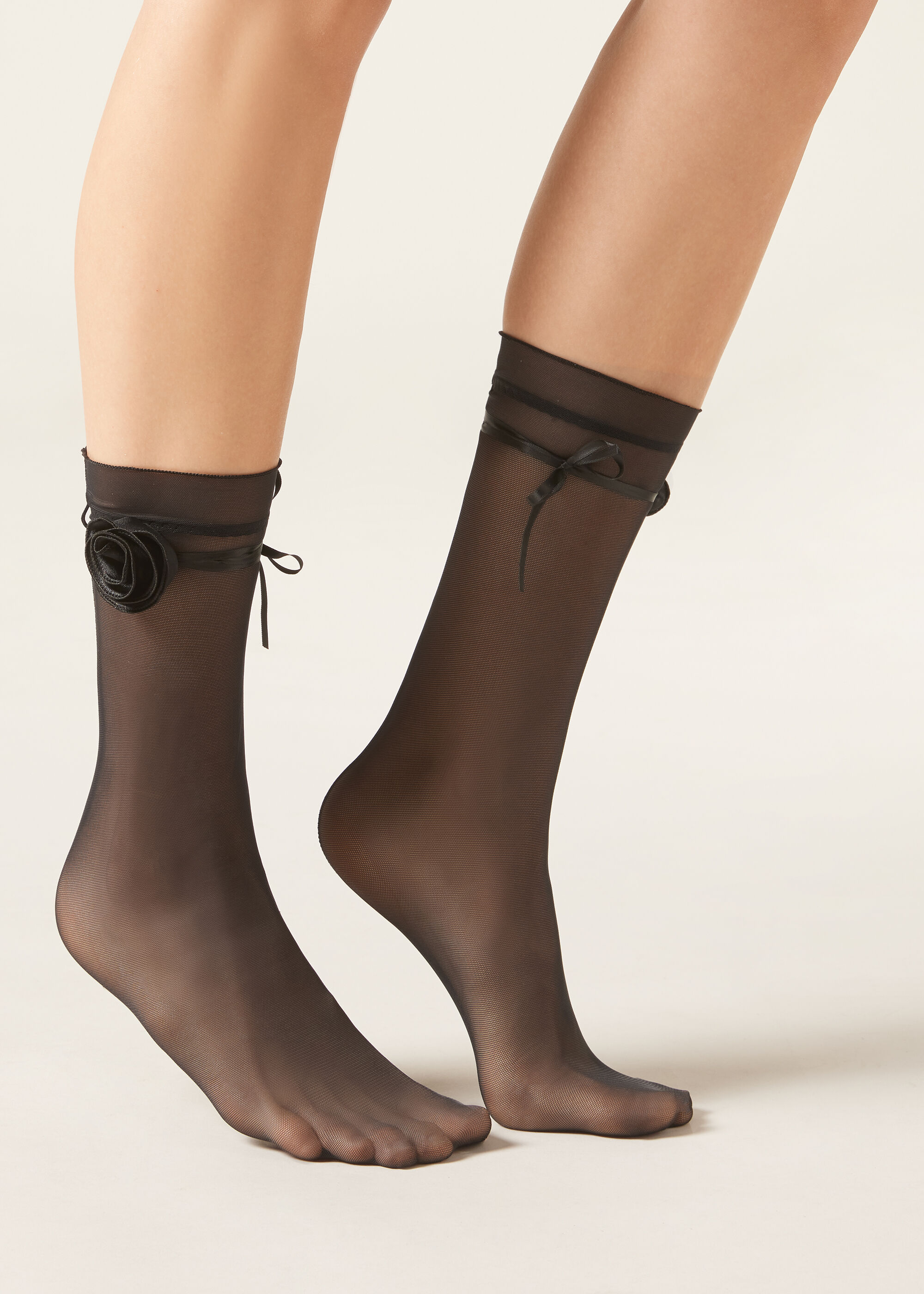 Transparente kurze Socken mit Bändchen