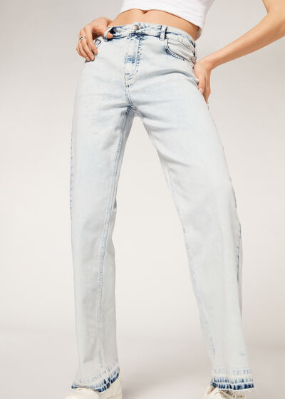Roztřepené džíny s širokými nohavicemi