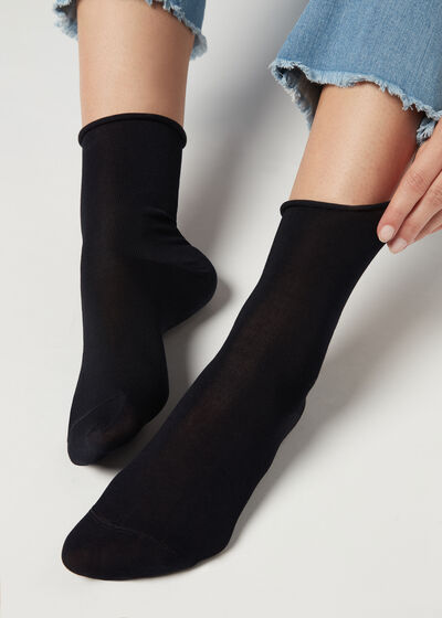 Kurze Socken aus Filo Di Scozia Baumwolle, Bündchen mit Offen Verarbeiteten Kanten.