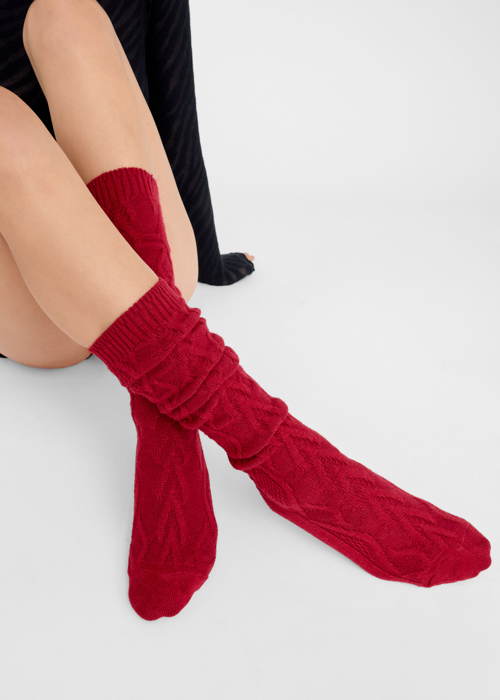 Lange Socken mit Kaschmir und Zopfmuster