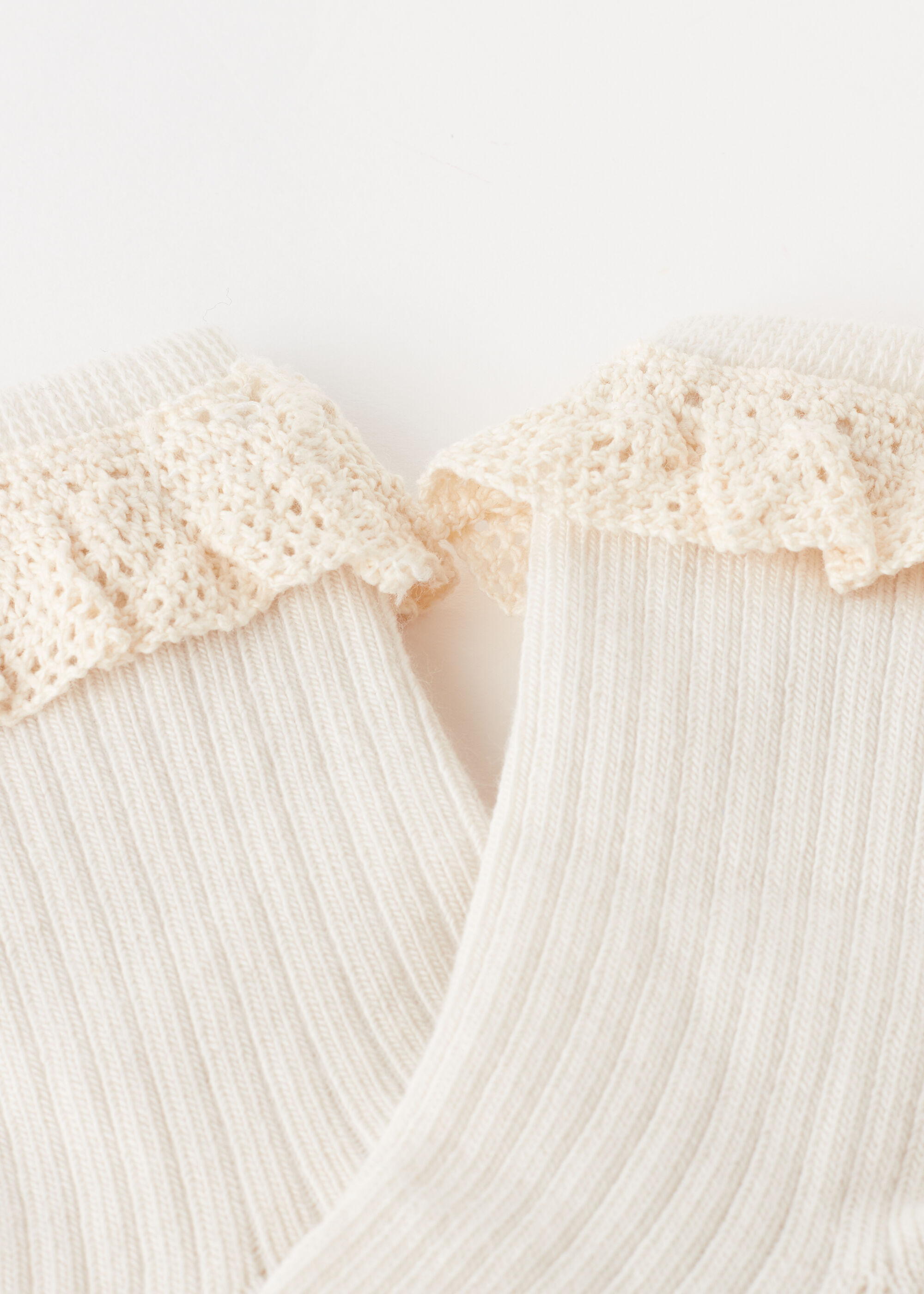 Kurze Socken mit Rüschen für Mädchen