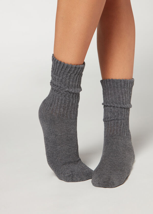 Krátke vrúbkované ponožky s voľným lemom