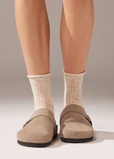 Kurze Socken mit Leinen und Lochmuster