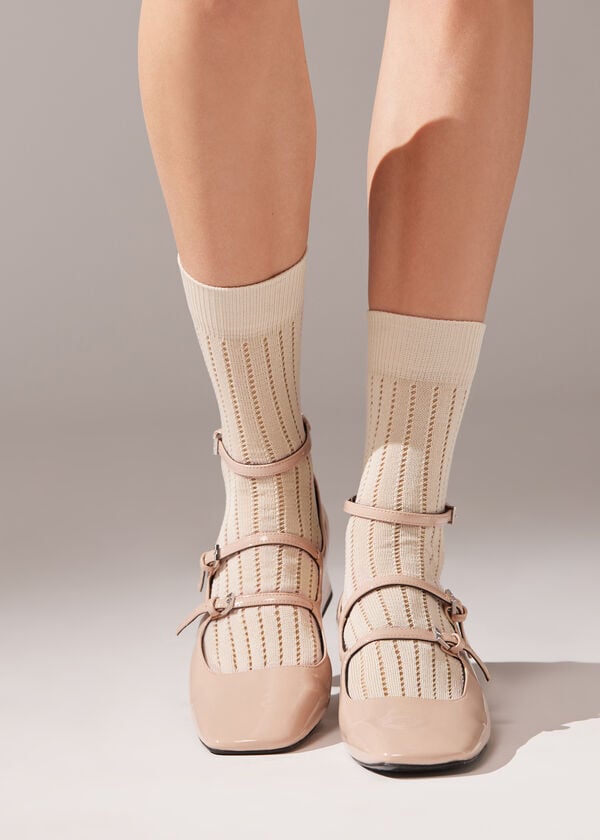 Krátké žebrované ponožky s děrováním
