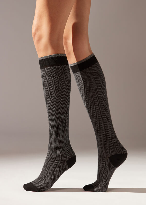 Lange Socken mit Fischgrätenmuster und Glitzer