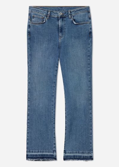 Korta utsvängda jeans