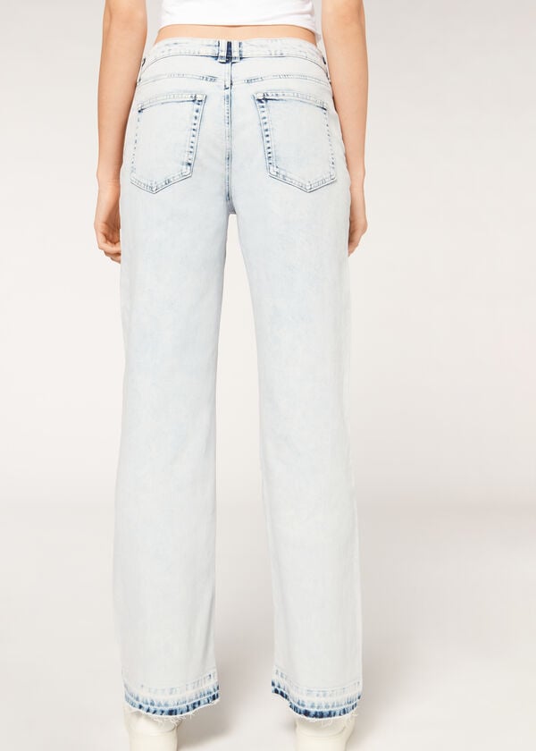 Roztřepené džíny s širokými nohavicemi