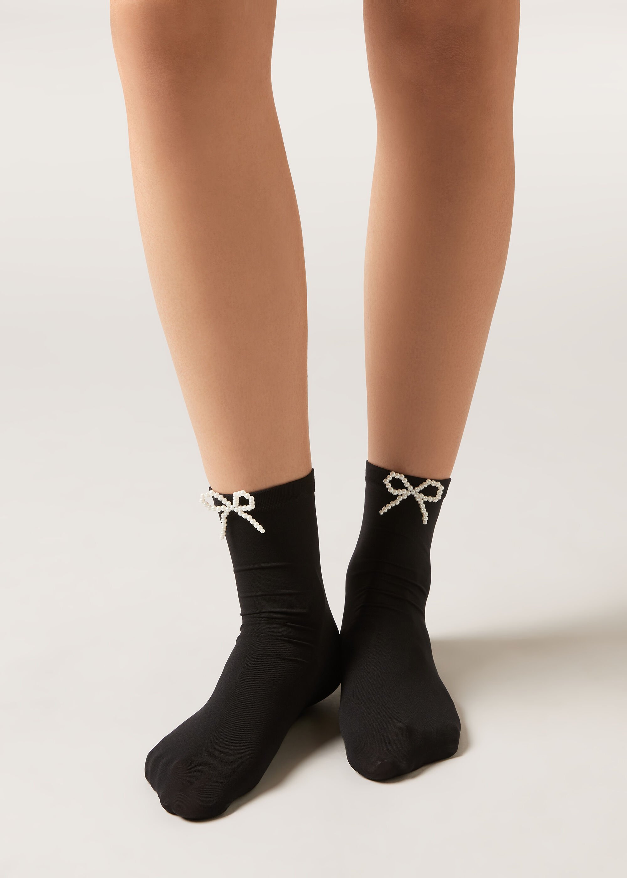 Bundlose Socken mit Schleifen aus Perlen