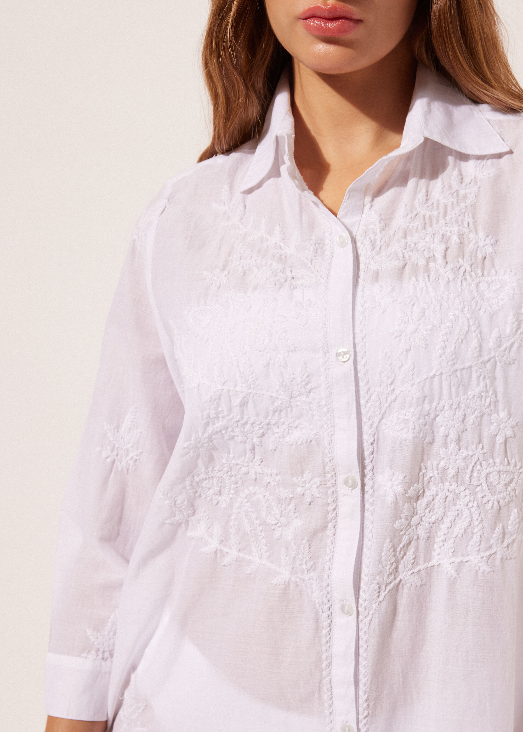 Langes besticktes Kleid mit Knöpfen