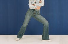 Jeans med knappar och knärevor