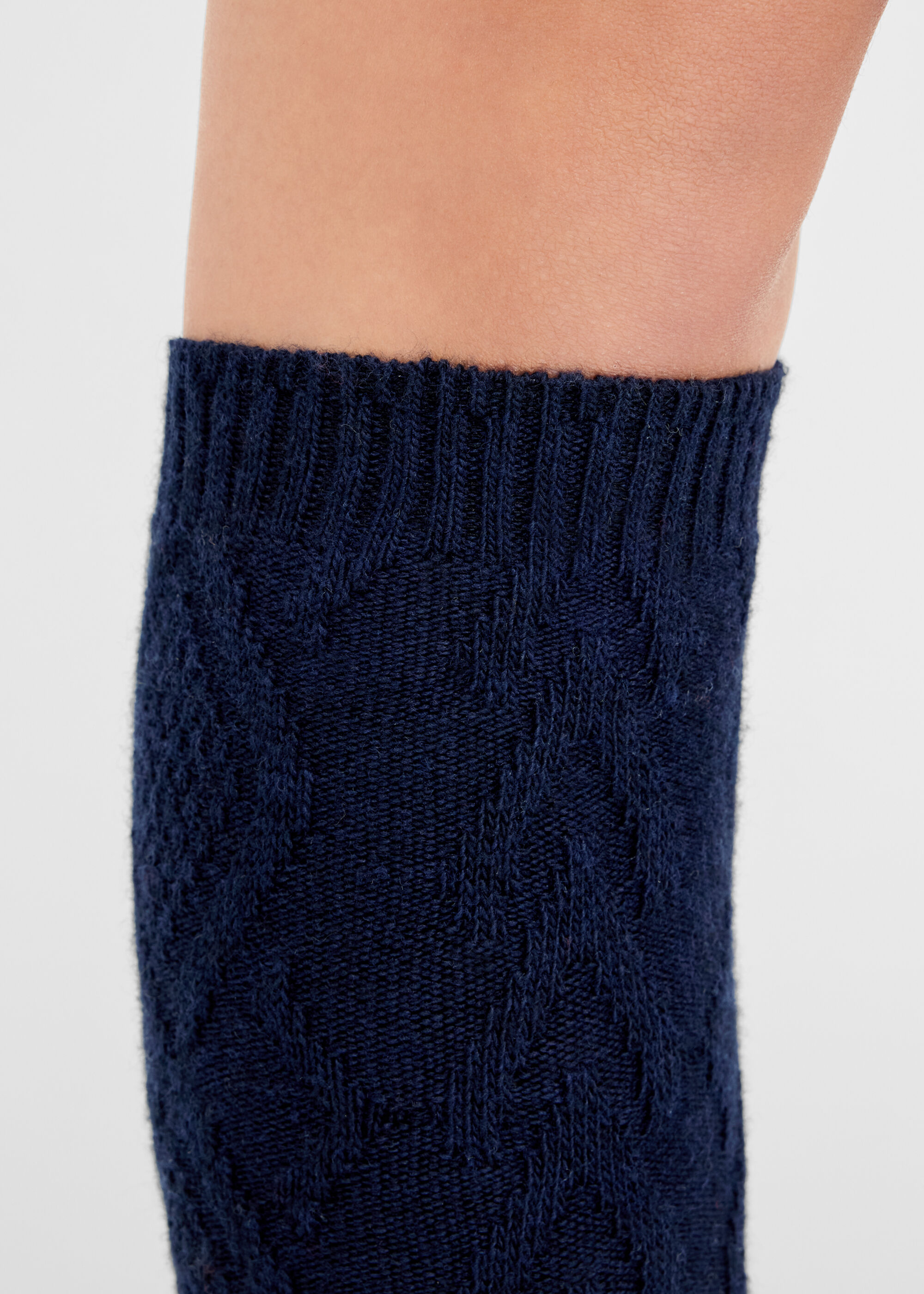 Lange Socken mit Kaschmir und Zopfmuster