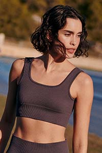 https://www.calzedonia.com/on/demandware.static/-/Library-Sites-CalzedoniaContentLibrary/default/dw471ddfa5/menu/category_images/all_PLP_Women_ViewAll_TopFitness.jpg